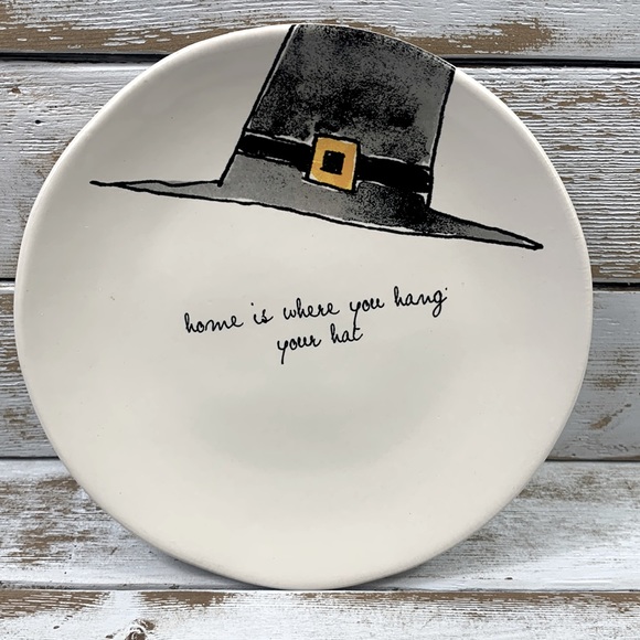 Rae Dunn Ceramic HOME IS WHERE YOU HANG YOUR HAT Pilgrim Plate - Picture 1 of 4